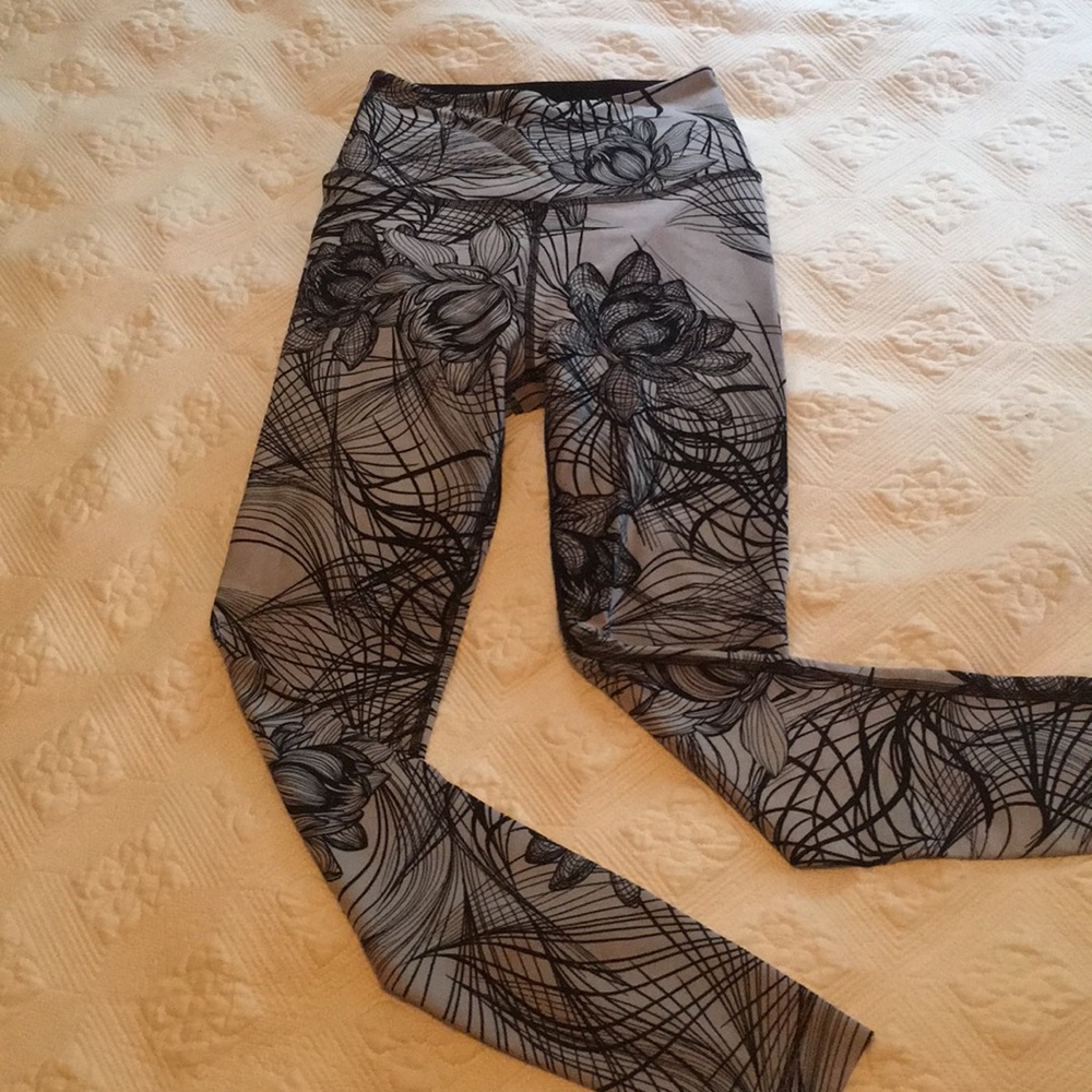 Beyond yoga reversible yoga pants legging medium
